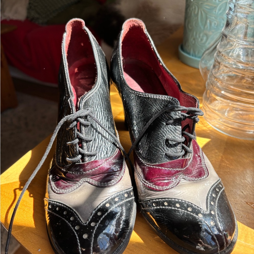 Hispanitas Black and Burgundy Women's Lace-Up
